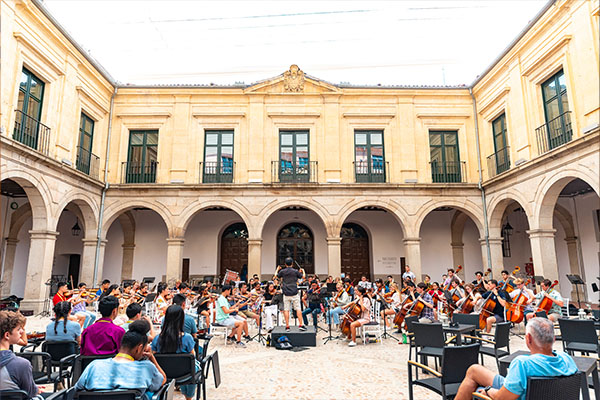 celebracion de un concierto de musica clasica matinal en el patio de el palacio de segovia | El Palacio de Segovia