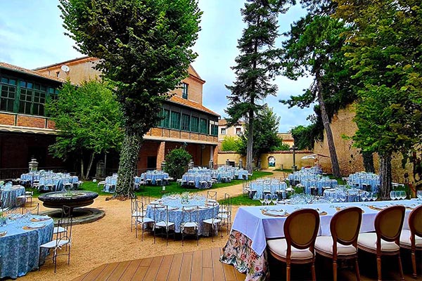 celebracion de una boda en los jardines romanticos de el palacio de segovia | El Palacio de Segovia