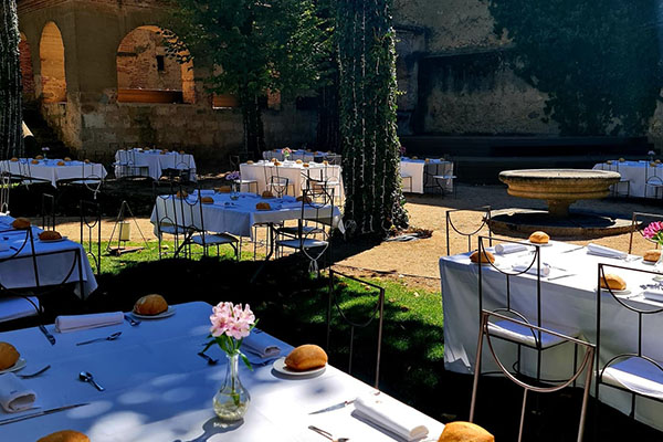 evento familiar grande celebrado en un dia soleado en los jardines romanticos de el palacio de segovia | El Palacio de Segovia
