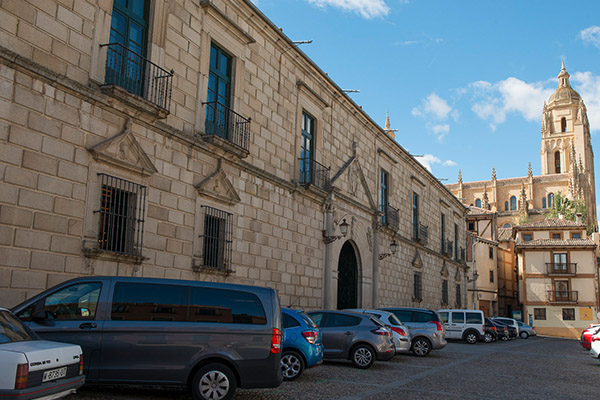 fachada de el palacio episcopal donde se encuentra el palacio de segovia | El Palacio de Segovia