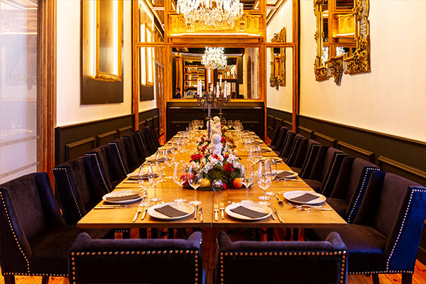 mesa montada para cena de evento celebrada en la zona del gastrobar de el palacio de segovia | El Palacio de Segovia