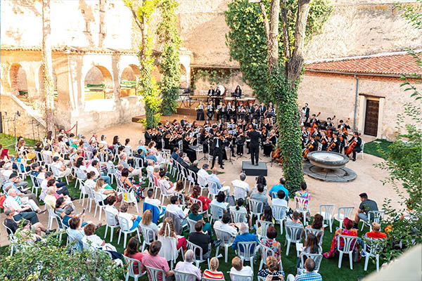 orquesta tocando para un evento de presentacion en los jardines del palacio de segovia | El Palacio de Segovia