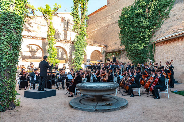 orquesta tocando para un evento los jardines del palacio de segovia | El Palacio de Segovia