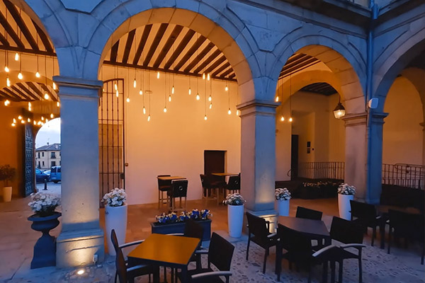 patio renacentista de el palacio episcopal preparado para celebrar eventos de el palacio de segovia | El Palacio de Segovia