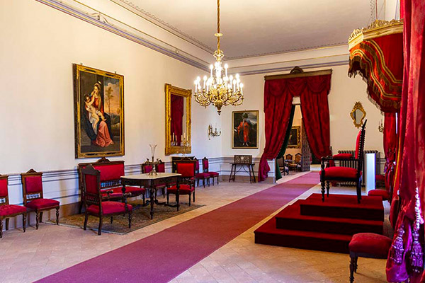 vista de una de las salas del museo episcopal en la planta uno del palacio de segovia | El Palacio de Segovia