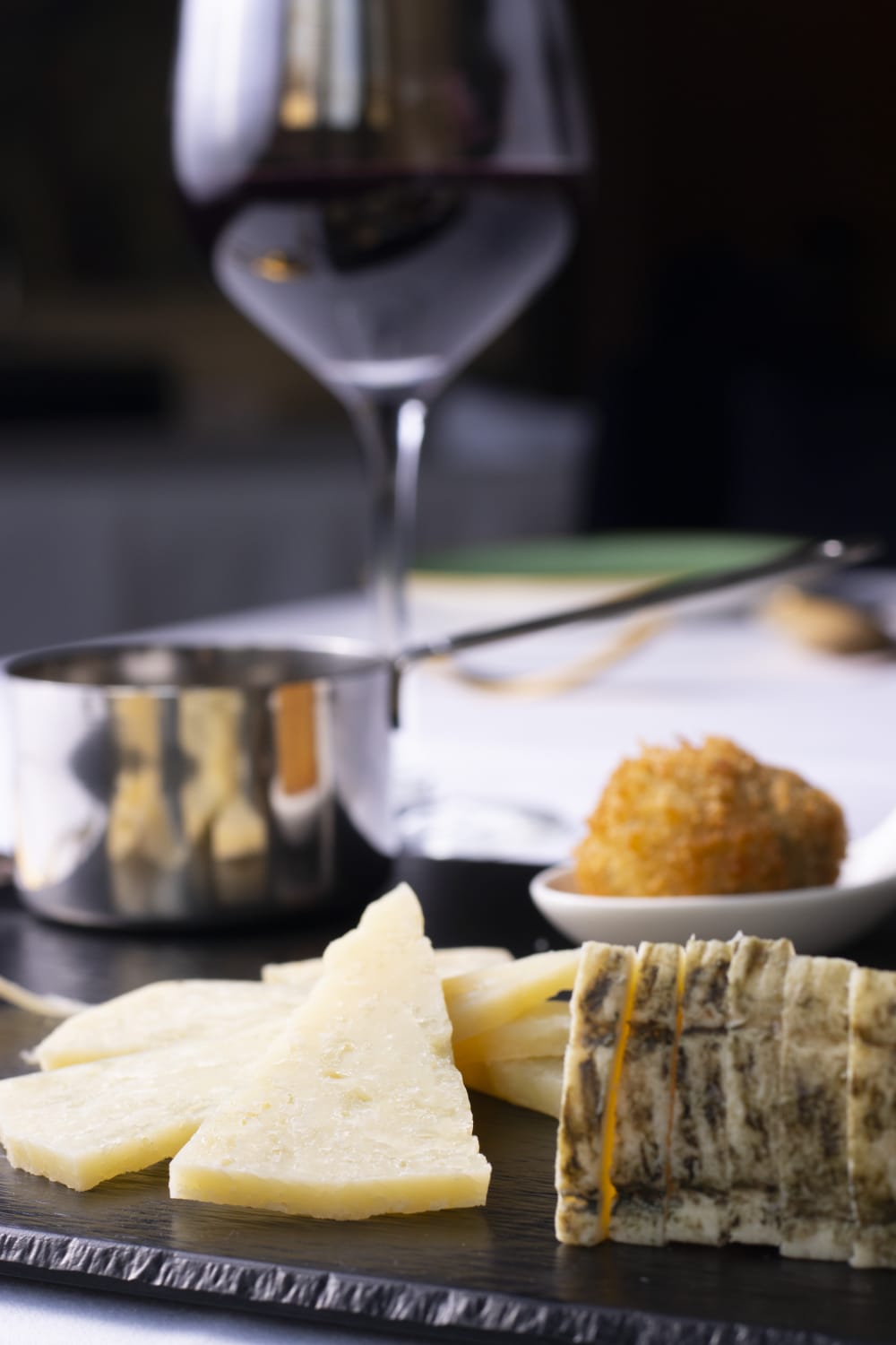 aperitivo para eventos con queso y otras muestras de la gastronomia segoviana el palacio de segovia