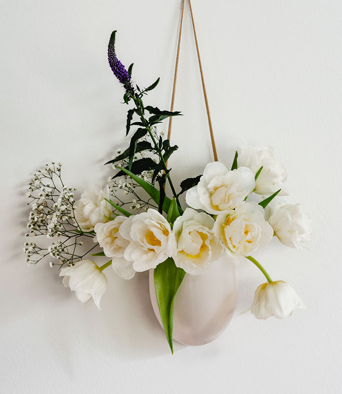 arreglos flores blancas de boda colgadas en la pared eventos en el palacio de segovia