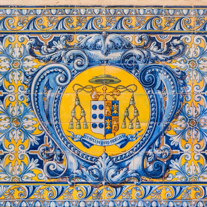 escudo de familia en azulejos del palacio episcopal de segovia el palacio eventos