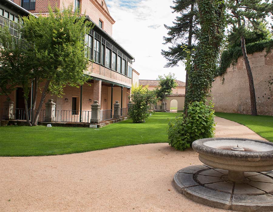 jardin romantico principal del palacio episcopal exteriores para comuniones y eventos el palacio de segovia | El Palacio de Segovia